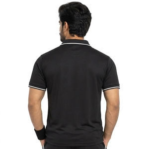 T-shirt de tennis moderne pour hommes, doté d'une construction respirante, d'un ajustement confortable et d'un look sportif, idéal pour l'entraînement. - Product Image 2