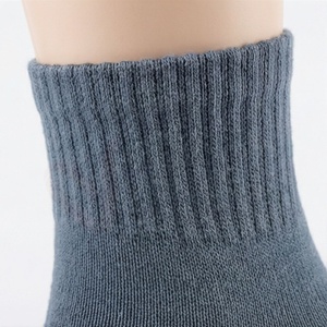 Chaussettes ras du cou pour hommes, couleur unie, tricotées, 5 doigts, respirantes, en coton, pour l'automne, usage quotidien, style classique - Product Image 4