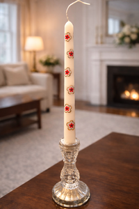 Bougie en cire de soja et paraffine conique, peinte à la main avec des accents floraux rouges et dorés, ajoute une touche d'élégance pour la décoration de Noël à la maison - Product Image 2