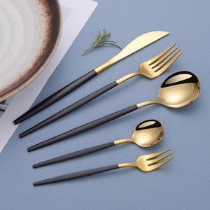 Grand ensemble de couverts élégants avec des ustensiles décoratifs pour une réception haut de gamme - Product Image 1