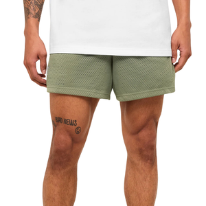 Shorts de sport respirants pour hommes, en maille, 5 pouces, pour la musculation et l'entraînement, vert base - Product Image 1