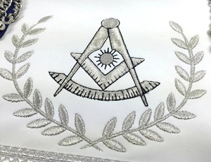 Tablier de Maître Ancien de la Loge Bleue Blanc et Bleu Royal avec broderies argentées et cuir blanc argenté avec cordons - Product Image 3