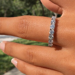 Anillo de Lujo de Media Eternidad con Moissanita Redonda de 3.50 mm y Engaste Compartido, Chapado en Rodio Blanco, para Mujer, Regalo para Fiesta - Product Image 4
