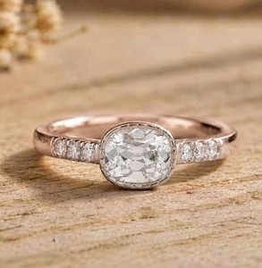 Bague solitaire en or massif 10K 14K 18K avec diamant de laboratoire taille coussin et taille rond, couleur E VVS, style Mid-Century, bijoux fins - Product Image 3