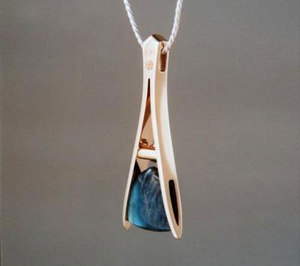 Collier pendentif turquoise géométrique plaqué or rose, design minimaliste avec accent diamant, unisexe, à porter au quotidien - Product Image 3