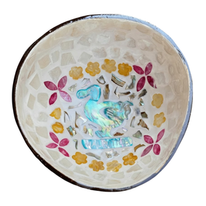 Bol en noix de coco incrusté de coquillages exquis - Laque peinte à la main - Artisanat vietnamien - Product Image 1