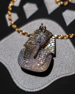 Colgante de Lujo de Plata 925 Bañado en Oro de 18K con Moissanita, Diseño Faraón, con Piedras de Corte Baguette y Engaste Micro Pavé, Joyería Temática - Product Image 5