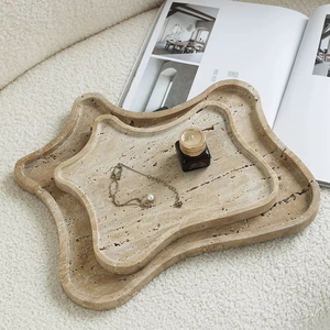 Bandeja de mármol travertino hecha a mano con acabado liso para servir comida y bebidas, y como decoración elegante para la mesa de cocina o comedor. - Product Image 1