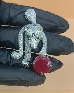 Colgante de leopardo con rubí rojo y moissanita, plata 925 chapada en oro blanco de 14K, estilo hip hop, joyería con incrustaciones de diamantes. - Product Image 1