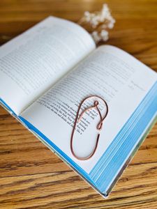 Marcapáginas de cobre hecho a mano con diseño elegante para bibliotecas, escuelas, librerías y clubes de lectura - Product Image 1