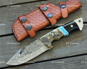 Cuchillo de acero de Damasco con gancho para tripas, hoja fija de punta caída, 0.5mm de grosor, para camping y bushcraft, con incrustaciones de turquesa y mango de cuerno de carnero, con funda de cuero - Product Image 3