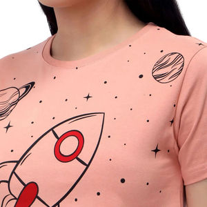 เสื้อครอปท็อปพิมพ์ลายอวกาศสำหรับผู้หญิง เสื้อยืดแขนสั้นผ้าฝ้ายลายพีช เสื้อยืดลำลองสำหรับสาวๆ ลายจรวดและดาวเคราะห์สำหรับฤดูร้อน - Product Image 3