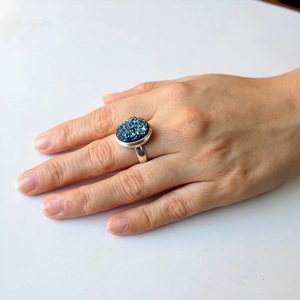 Bague en argent avec druse de titane, bague statement en pierre précieuse naturelle pour femme, bijoux de mode tendance en gros - Product Image 2