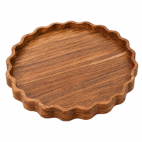 Plateau de service rond en bois |   Assiette en bois artisanale à bords festonnés |   Assiette décorative multi-usages