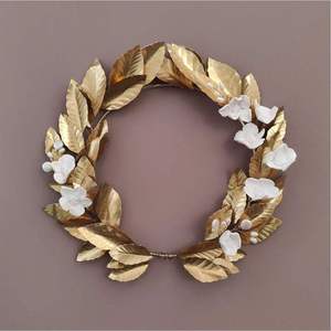 Guirnalda Floral de Metal Dorado de Lujo, Hecha a Mano, con Hojas de Hierro, Flores Blancas y Perlas, Decoración para Puerta Principal o Pared - Product Image 1