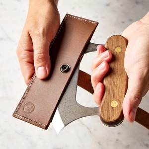 Cuchillo Ullu Hecho a Mano, de Acero al Carbono, con Mango de Madera y Funda de Cuero, Ambidiestro, Ecológico, Extra Afilado, Apto para Lavavajillas - Product Image 4