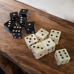 Dados de Seis Caras de Hueso de Cuerno de Búfalo, Pulidos en Blanco y Negro, Cubos de Juego Naturales para Juegos de Mesa y Decoración del Hogar - Product Image 4