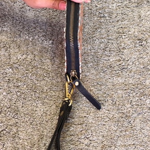 กระเป๋าคลัทช์หนังวีนัส ดีไซน์หรูหรา แกะสลักด้วยมือจากหนังวัวแท้ พร้อมสายคล้องมือ ป้องกัน RFID ความจุขนาดใหญ่ ปิดด้วยกระดุม - Product Image 3