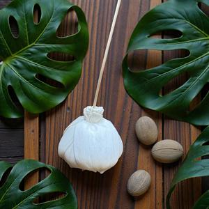 ดอกไม้ไม้โซล่าสีขาวรูปดอกคามีเลียทำมือแบบยั่งยืน ขนาด 8.5 ซม. พร้อมก้านไฟเบอร์จากพืชเซสบานียา จากประเทศไทย - Product Image 6