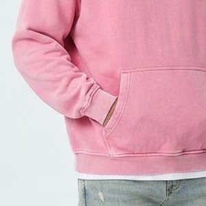 เสื้อฮู้ดสีชมพูโอเวอร์ไซส์สำหรับผู้ชายรุ่นใหม่ ผ้าฝ้ายฟลีซ สวมใส่สบายในฤดูใบไม้ร่วง ดีไซน์กระเป๋า ทรงปกติ ผ้าถัก สีพื้น - Product Image 6