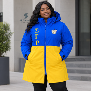 Chaqueta Impermeable con Capucha y Cierre de Cremallera para Mujer, Marca Sigma Gamma Rho, Color Azul Dorado, con Letras Griegas Bordadas, Manga Larga, Tipo Anorak - Product Image 5