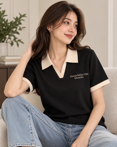 Polo de mujer de manga corta con bloques de color negro y estampado de letras, top informal - Product Image 1