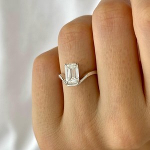 Anillo de Compromiso Curvo con Diamante Cultivado en Laboratorio de 2 Quilates, Corte Esmeralda, E VVS2, Oro Blanco de 14k, Certificado IGI - Product Image 3