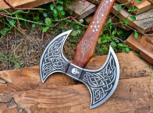 Hacha Vikinga de Acero Inoxidable de Grado Industrial, Cabeza de Hacha de Doble Hoja, Mango de Madera Grabado en Latón, Hacha con Barba para Acampar y Cazar - Product Image 3