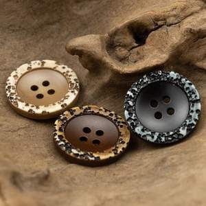 Boutons en corne naturelle personnalisés en gros à 4 trous pour costumes, manteaux et chemises pour hommes - Product Image 6