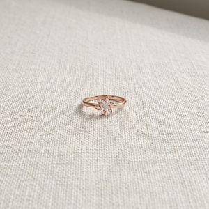 Bague en or rose plaqué avec grappe de fleurs en diamants, bague pavée de diamants pour femme, bijoux de fiançailles floraux - Product Image 4