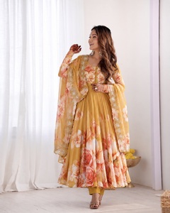 ชุดเดรส Anarkali ผ้าออร์แกนซ่าเนื้อนุ่มสำหรับผู้หญิง ประดับด้วยลูกปัดเย็บมือ พร้อมผ้าคลุมไหล่ผ้าไหมเนย ทรงปกติ รุ่น WSP 1407 - Product Image 2