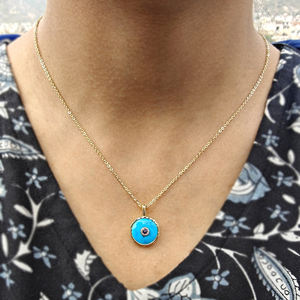 Collier minimaliste avec pendentif rond en turquoise bleue et micro-zirconiums, plaqué or 18 carats, texture finition collet. - Product Image 6