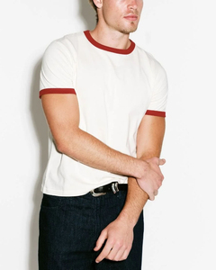 T-shirt blanc à manches courtes pour homme avec bordure contrastante rouge, coupe classique, jersey décontracté en coton, col rond, couleur unie - Product Image 1