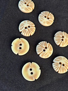 Boutons écologiques à trous, polis, ronds, de bonne qualité, naturels, faits à la main, pour vêtements et chemises - Product Image 6