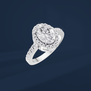 Bague de fiançailles pour femme en or blanc avec diamant taille ovale, halo et diamants latéraux, certifiée IGI, style classique - Product Image 1