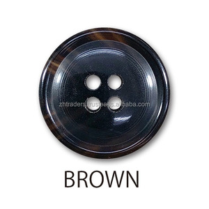 Decoración de cuero pulido de 4 agujeros de varios colores de forma única para abrigos Botón de búfalo natural Prendas de lujo de la India con - Product Image 3