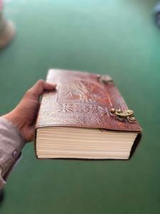 สมุดบันทึกปกหนังลายต้นไม้แห่งชีวิตขนาดใหญ่ 600 หน้า  แบบเย็บกี่ร้อน  ขนาด A4  ปกแข็ง  เหมาะสำหรับเป็นของขวัญ - Product Image 5