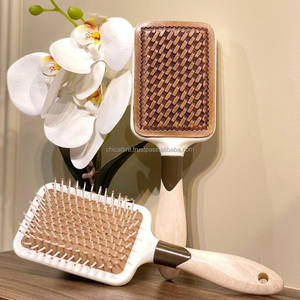 2024 nueva tendencia Real grabado a mano de cuero mecanizado cepillo de pelo de paleta de vaquero pintado a mano occidental cepillo de viaje de cerdas suaves - Product Image 3