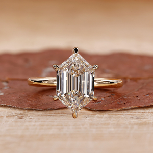 Anillo de Compromiso Solitario con Corte Hexagonal, Chapado en Oro Amarillo, Anillo Minimalista con Engaste de Diamantes, Unisex - Product Image 1