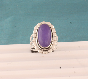 Anillo de Plata de Ley 925 con Clorita Púrpura Ovalada de Shree Jaipur, Estilo Clásico con Bisel de Piedras Preciosas y Diseño de Cuerda Festoneada, Venta al por Mayor - Product Image 1