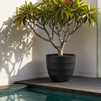 Urne de jardin en fibre de verre Beehive Contour, à paroi rainurée multicouche, à base étroite, disponible en cinq tailles, pour projets paysagers, noire