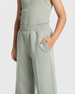 Conjunto Deportivo para Niños, Sudadera con Capucha Extra Grande y Pantalones Deportivos Color Pistacho con Líneas en Contraste, en Algodón Suave, Fabricante OEM - Product Image 4