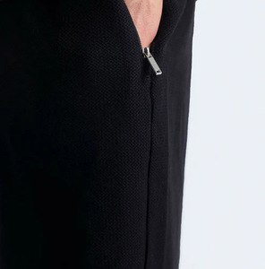 Conjunto de Camiseta Casual de Punto Verde Oliva para Hombre y Pantalones Cortos Negros para Verano - Product Image 2