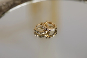 Pendientes de aro tipo huggie de oro amarillo con diamantes cultivados en laboratorio - Product Image 6