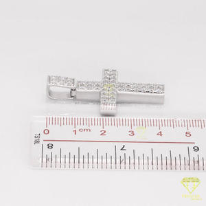 Colgante de Cruz Pequeño Hecho a Mano con Diseño de Joyería de Lujo con Moissanita - Product Image 6