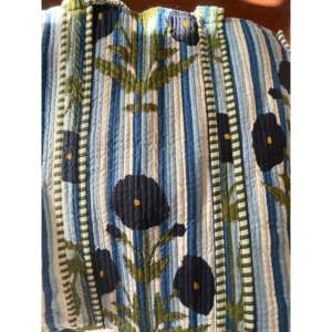 Bolso Tote Bordado con Diseño Floral Índigo de RAJASTHANI TEXTILE, Resistente al Agua, Hecho a Mano, con Cierre Abierto, para Compras, Todas las Temporadas - Product Image 2