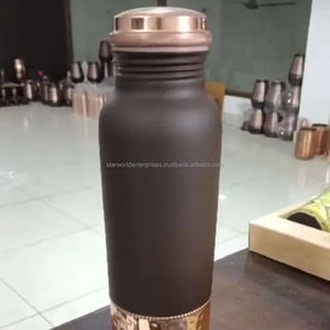 Bouteilles d'eau en cuivre pur 100%. Fabriquées à la main par des artisans qualifiés à Sambhal, Uttar Pradesh, ces bouteilles sont fabriquées à l'aide - Product Image 1