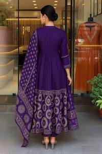 Ensemble Kurti en coton mousseline pour femmes modernes avec pantalon uni et dupatta en coton Chanderi, tenue à séchage rapide et protection solaire - Product Image 4
