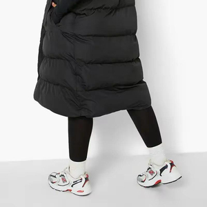 Veste longue matelassée pour femme, coupe ajustée, résistante au vent, isolée thermiquement, idéale pour un usage quotidien, par Solid Trader - Product Image 4