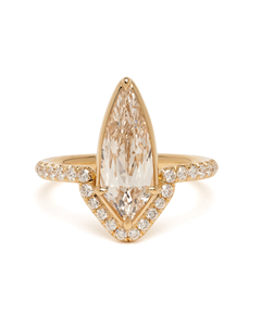 Bague de fiançailles classique en or 14 carats avec moissanite taille marquise et pavé de diamants - Product Image 1